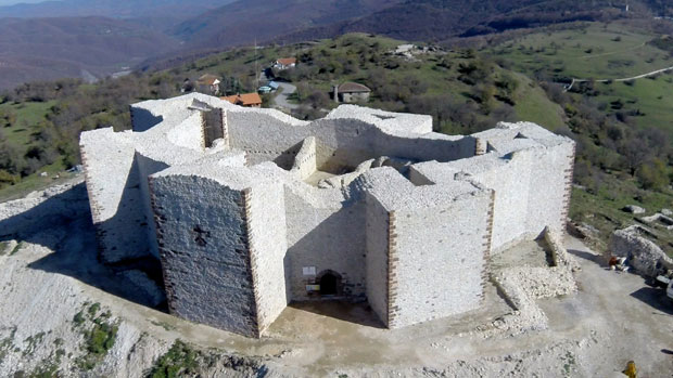 ОПТУЖИЛИ ИХ ДА УГРОЖАВАЈУ ЛОКАЛИТЕТ: Албанци отерали раднике београдске фирме са Новог Брда